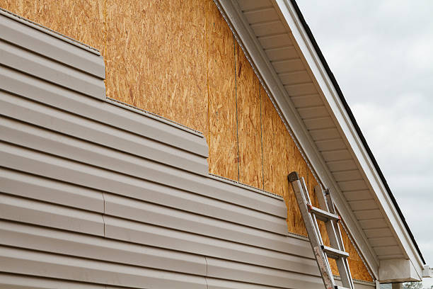 Professional Vinyl Siding technician working in Broomall, PA